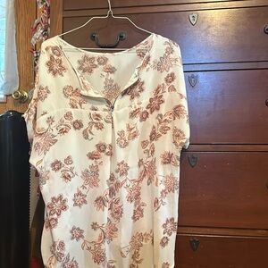 A cute floral loose fitted v-neck with zipper at the neck tank